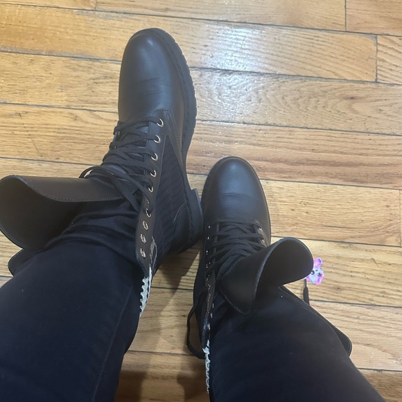 Black and Cream Designer Fendi boots - Picture 14 of 14